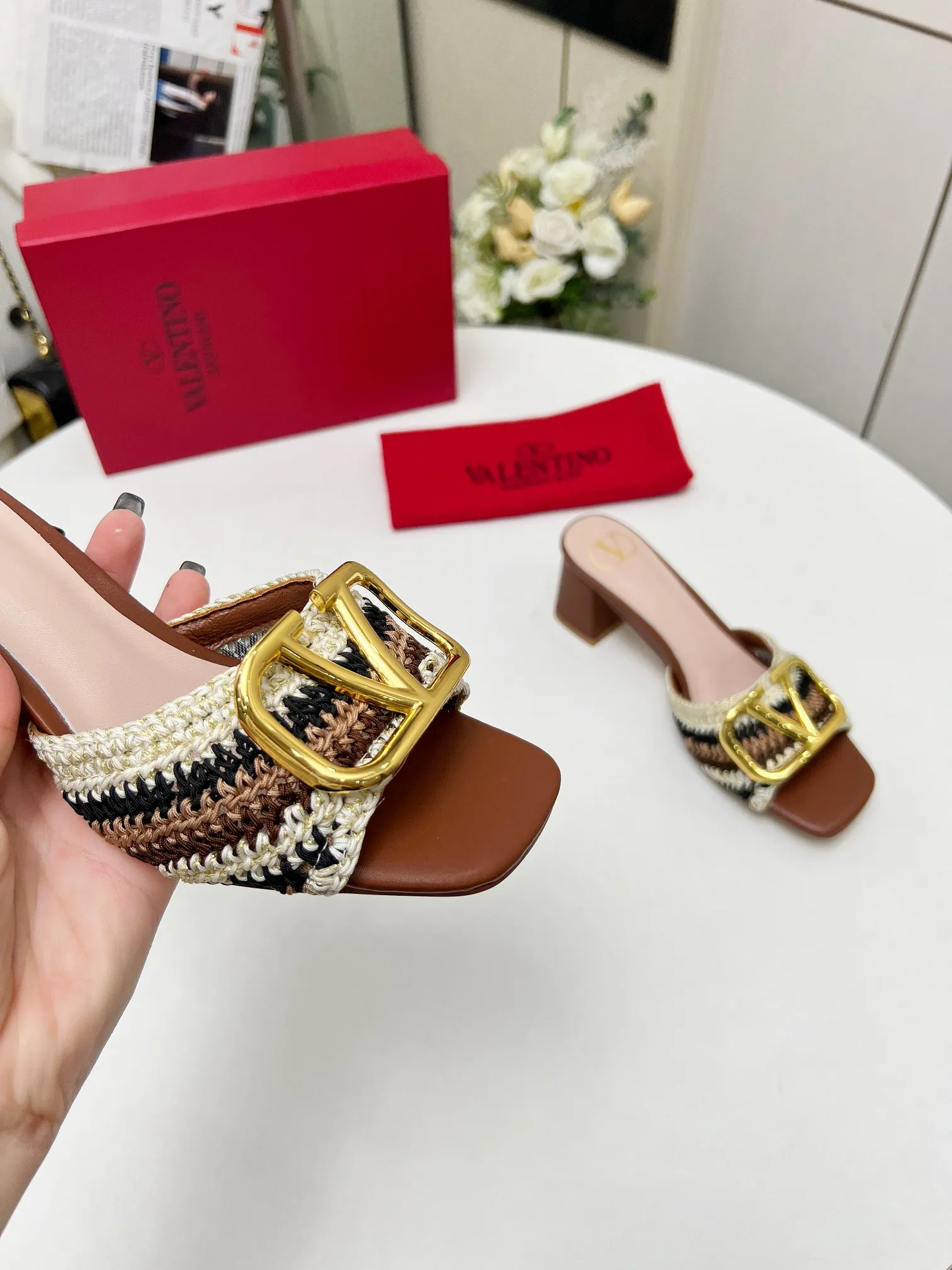 👟👟Ex-factory price 440👟👟 Genuine leather sole +30 🆕 Valentino👑👑 Latest series with perfect hand-woven details. A very eye-catching catwalk series launched [strong][strong] Code number: 35 to 43 (genuine leather sole +30)